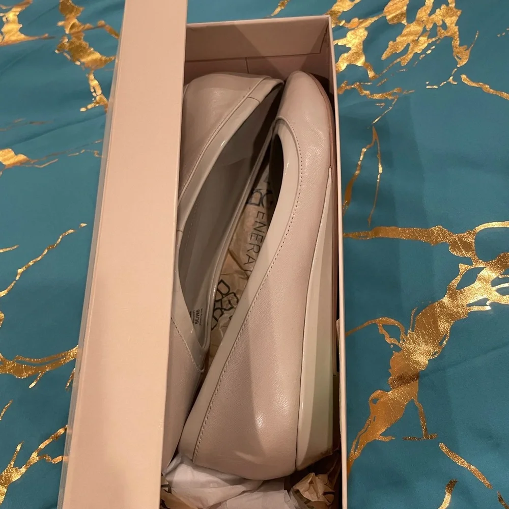 BCBGeneration LIKE NEW flats size 9 - Picture 4 of 14